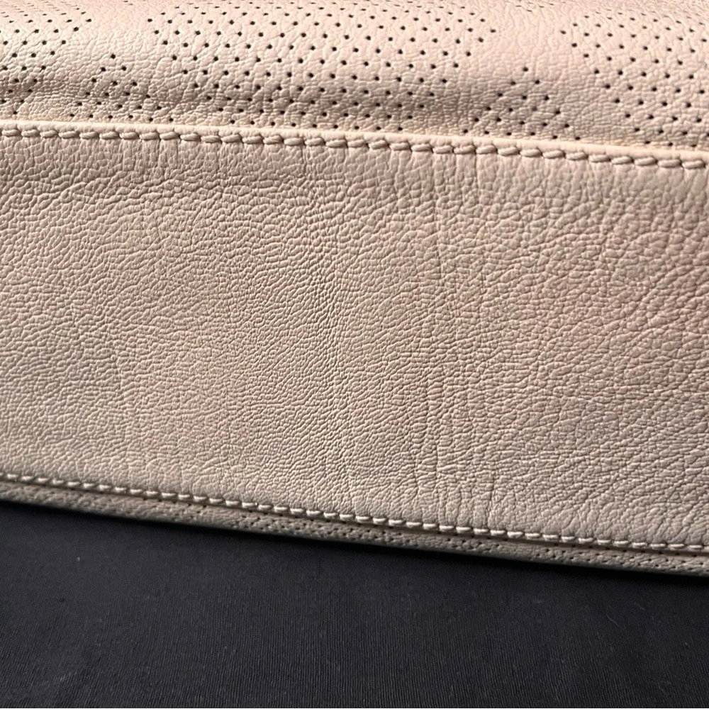 Chanel Cream Tote Bag with Textured Canvas and Iconic CC Logo - Picture 13 of 16